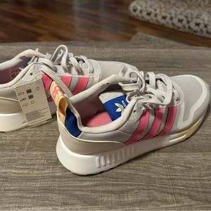 Women’s/girls Adidas size 7 in kids. No box. Never worn